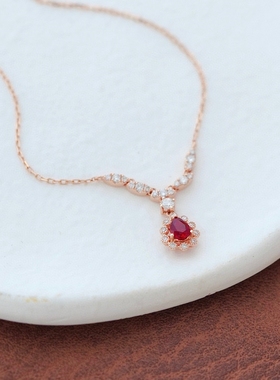 大福18K金鸽血红宝石项链灵动V型钻石项链