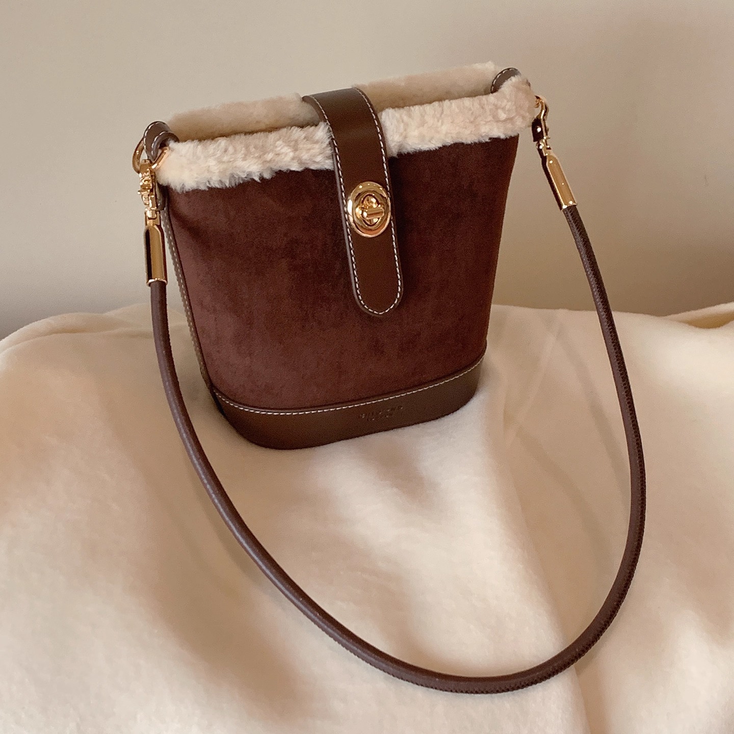 南风Chio2nd 真羊毛暖手栗棕水桶包包女秋冬麂皮毛绒包单肩斜挎包 - 图2