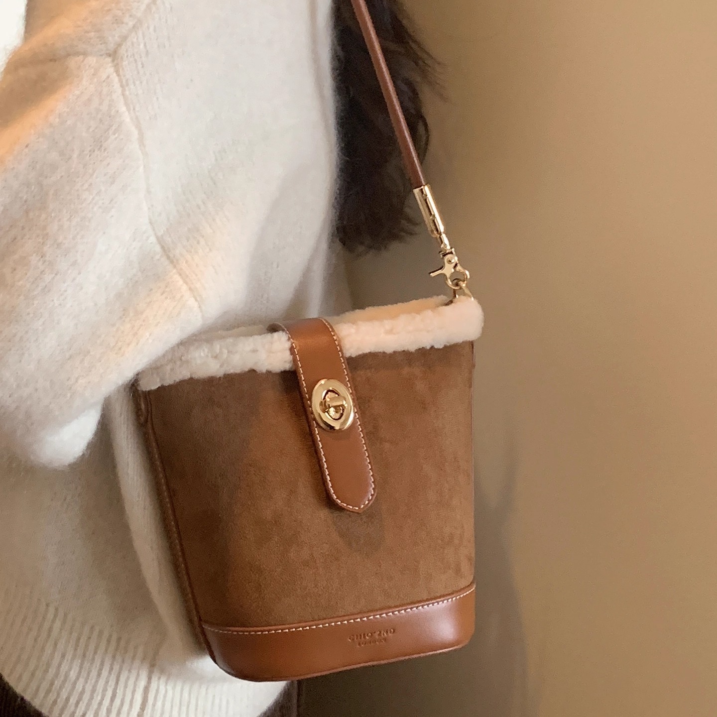 南风Chio2nd 真羊毛暖手栗棕水桶包包女秋冬麂皮毛绒包单肩斜挎包 - 图1