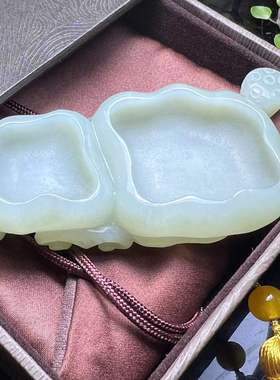 细腻油润烟灰缸把件莲蓬和田玉