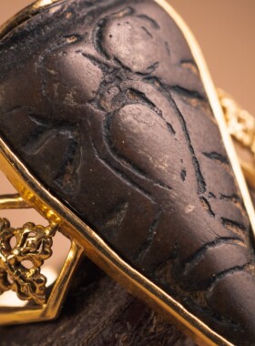 18K金镶天铁天然宝石女士戒指