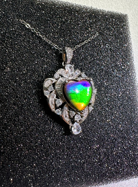 天然加拿大斑彩石七彩心形吊坠