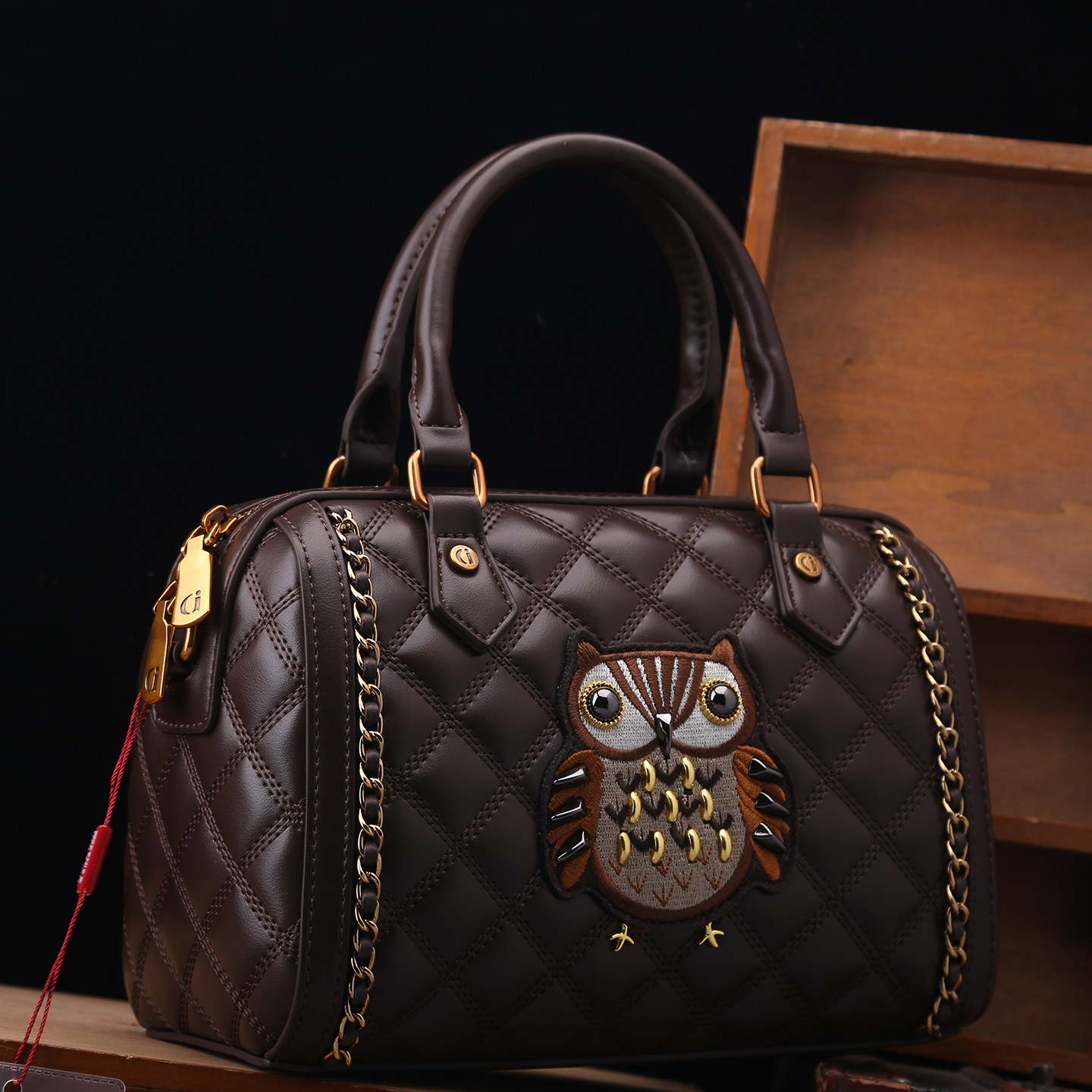 正品女包2026新款时尚菱格猫头鹰波士顿包复古菱格真皮手提枕头包,淘宝优惠券,粉丝福利购,淘宝优惠卷