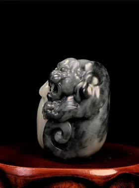 黑白分明苏工雕刻和田玉青花籽料