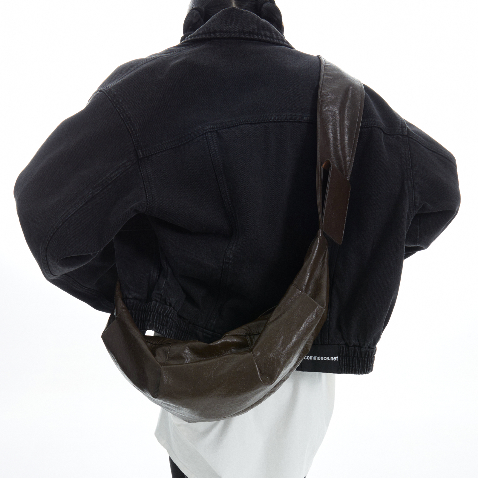 DirtySix /原创 查查牛角 摇滚复兴 宽肩带 柔软轻量 单肩斜挎包 - 图2