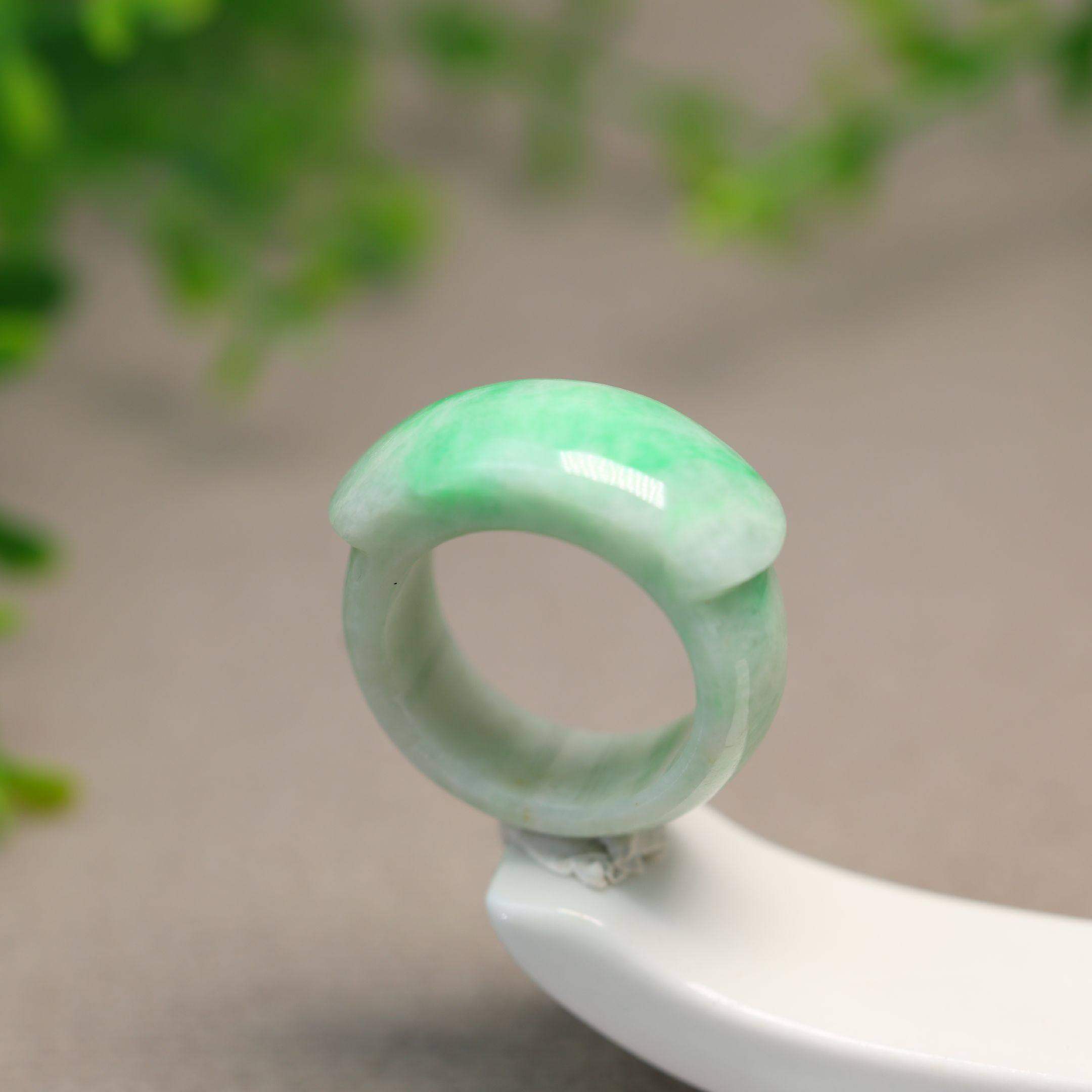 #K365白底飘阳绿缅甸天然A货翡翠马鞍戒指23号圈口男戒 - 图0