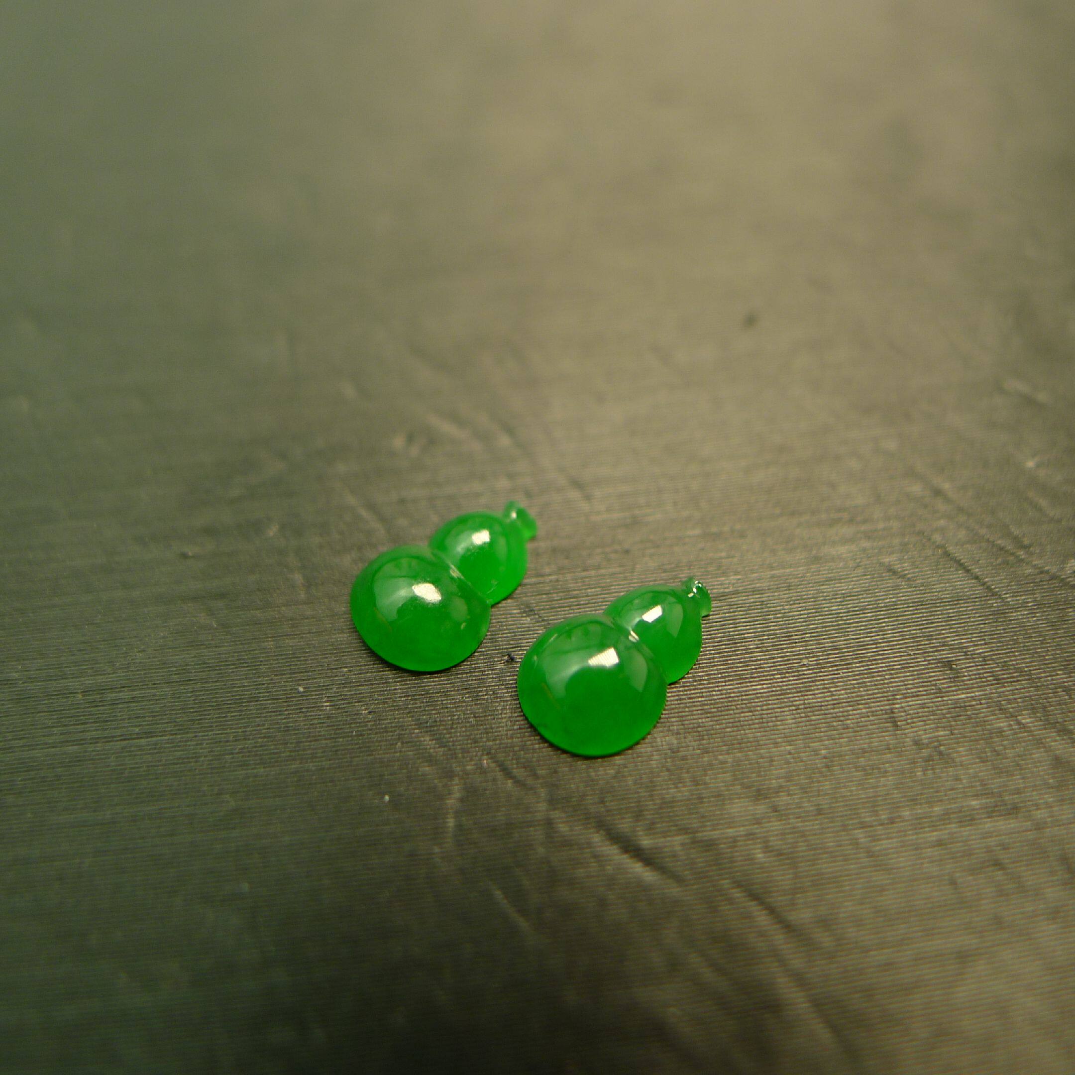 Ice full of green natural grade A jade gourd ring face