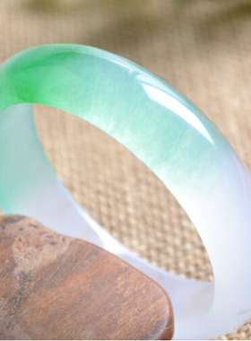 正品缅甸翡翠冰种飘花玉手镯细玉镯子女款特价天然A级浅绿色玉镯