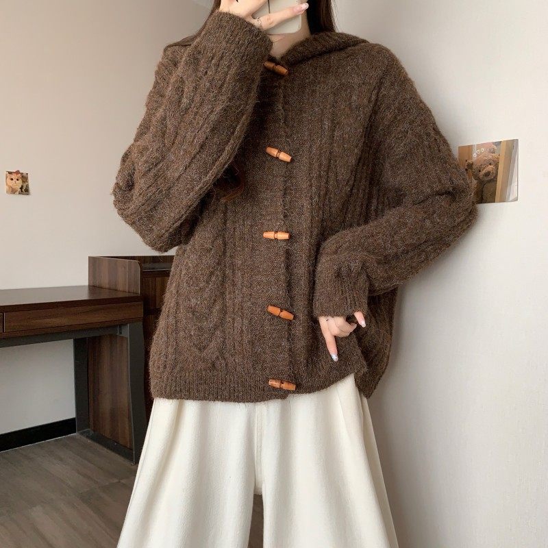 大码女装2025秋冬新款胖MM时尚百搭连帽木扣开衫长袖正肩上衣毛衣,淘宝优惠券,粉丝福利购,淘宝优惠卷