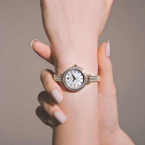 Западный железный город Маньчжурский русалка русалка хрустальная фритария на циферблат светлая мода мода Watch Ladies EM0860