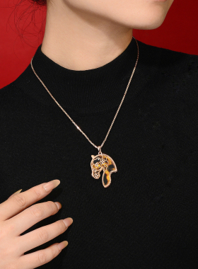 伊泰莲娜合金玳瑁色新年骏马项链