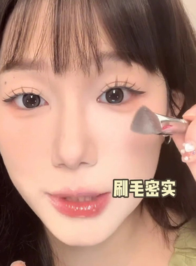 用三角遮瑕刷来提亮眼下啊巨好用