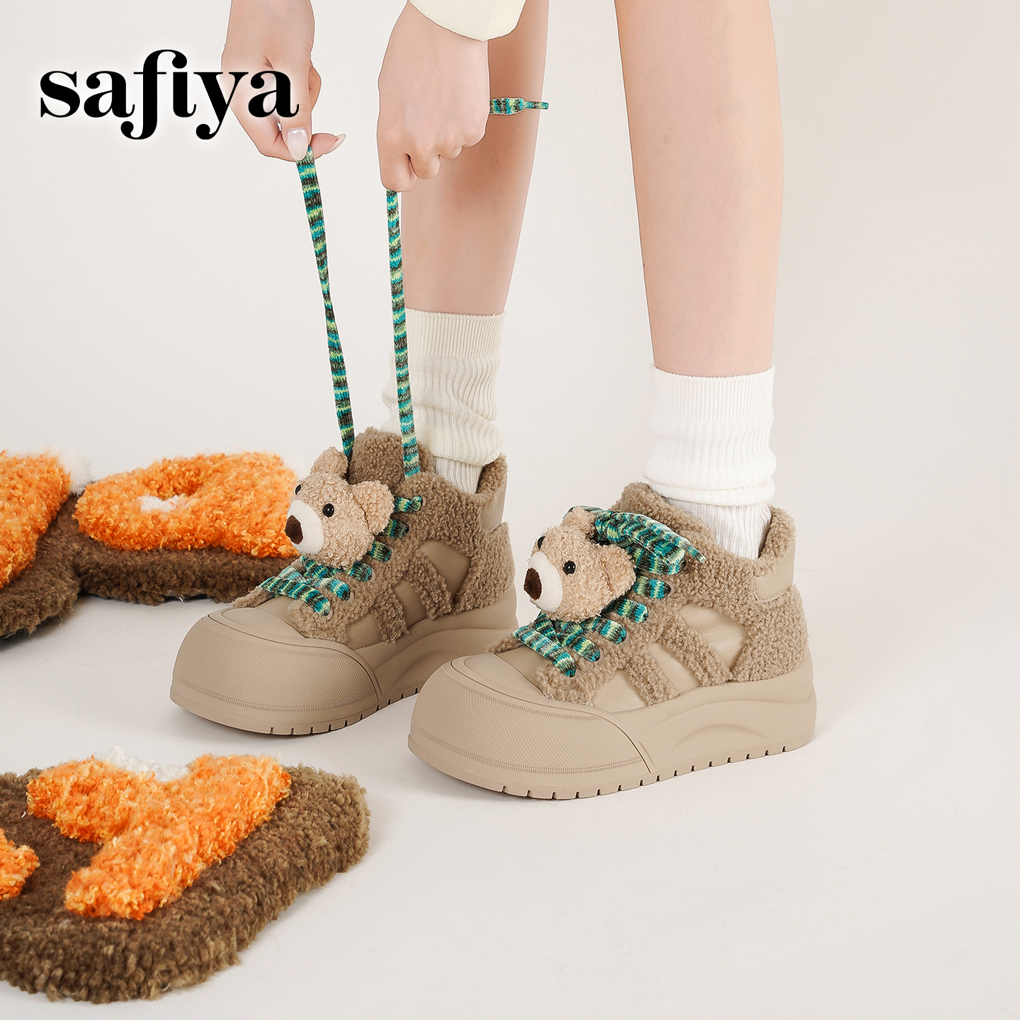 Safiya/索菲娅2025年冬季新品艺术家联名丑萌小熊系带雪地靴板鞋 - 图2