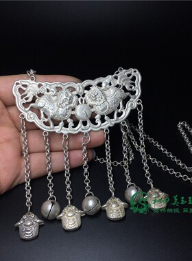 仿古风精美狮子绣球镂空压襟银器