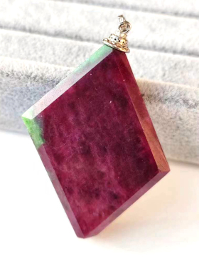 天然红宝石随形吊坠无烧色钻石面