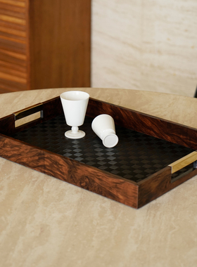质感黑色棋盘格，天然木纹框托盘