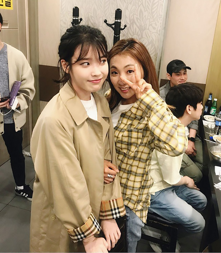 李知恩明星同款韩版卡其色宽松中长款直筒英伦格子内衬外套女 IU 李知恩明星同款韩版卡其色宽松中长款直筒英伦格子内衬外套女 IU