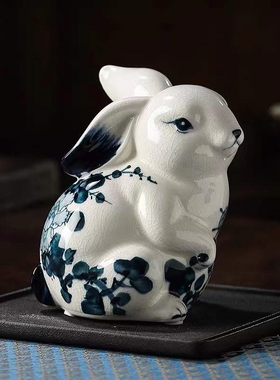 青花手绘裂纹瓷兔子摆件家居饰品现代客厅酒柜电视柜摆设谢师礼品