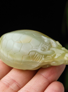 和田玉籽料龙龟手把件