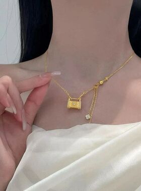 小红书爆款精致四叶草锁包时尚