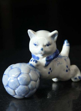 猫咪三只戏球80年代青花瓷小摆件