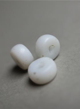 西藏少见乳白色老琉璃珠串