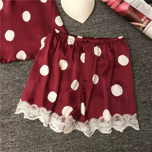 В женской ночной одежде.