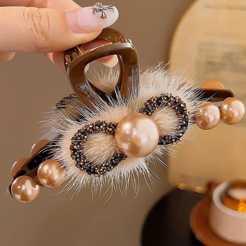 D丽新折扣 秋冬毛绒抓夹女感珠珠发夹后脑勺复古气质鲨鱼夹头饰,淘宝优惠券,粉丝福利购,淘宝优惠卷