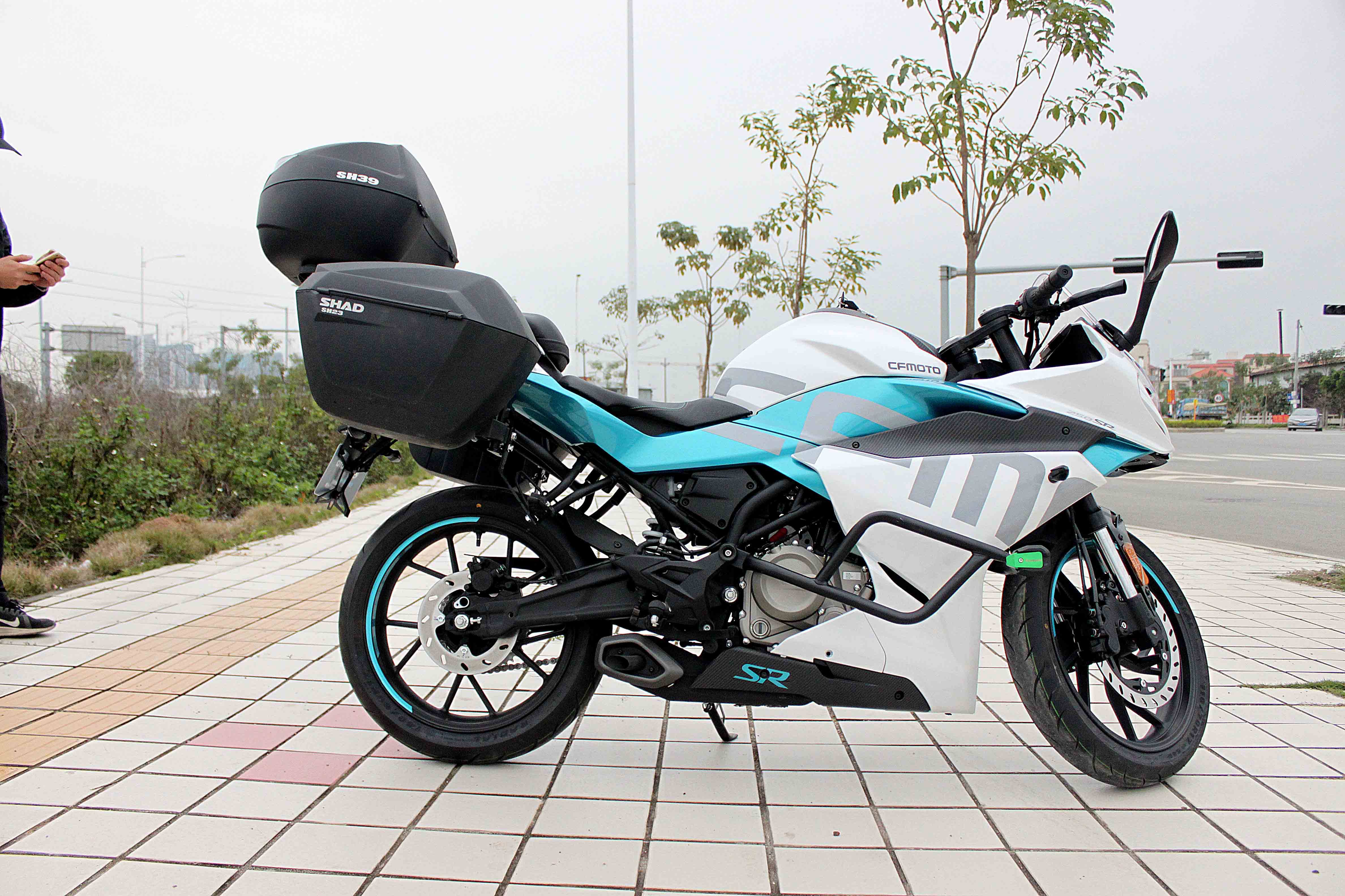 适用春风250sr改装夏德shad尾箱边箱支架尾架边架护杠防摔竞技杠