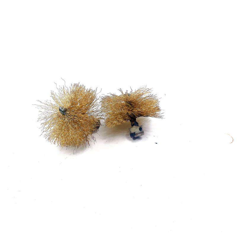 Urine alkali descaling brush and dredging machine to clear the toilet and brush urine alkali