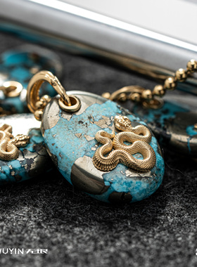 无垠银斑松石蛇牌吊坠18K金