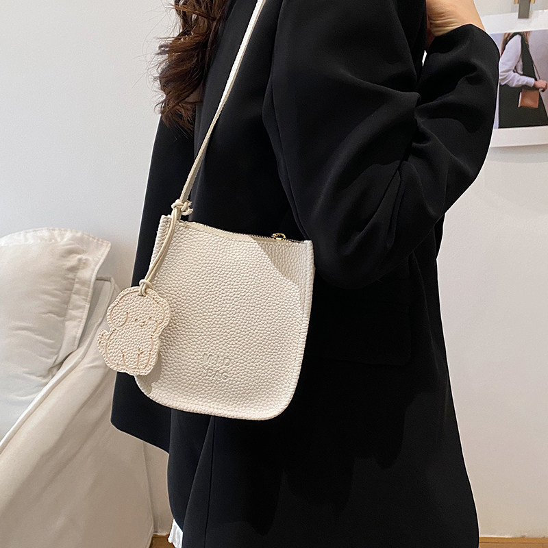 2025年新款流行韩版简约荔枝纹水桶包包女时尚通勤高级感纯色单肩,淘宝优惠券,粉丝福利购,淘宝优惠卷