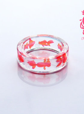 无聊就戴个锦鲤在手上叭