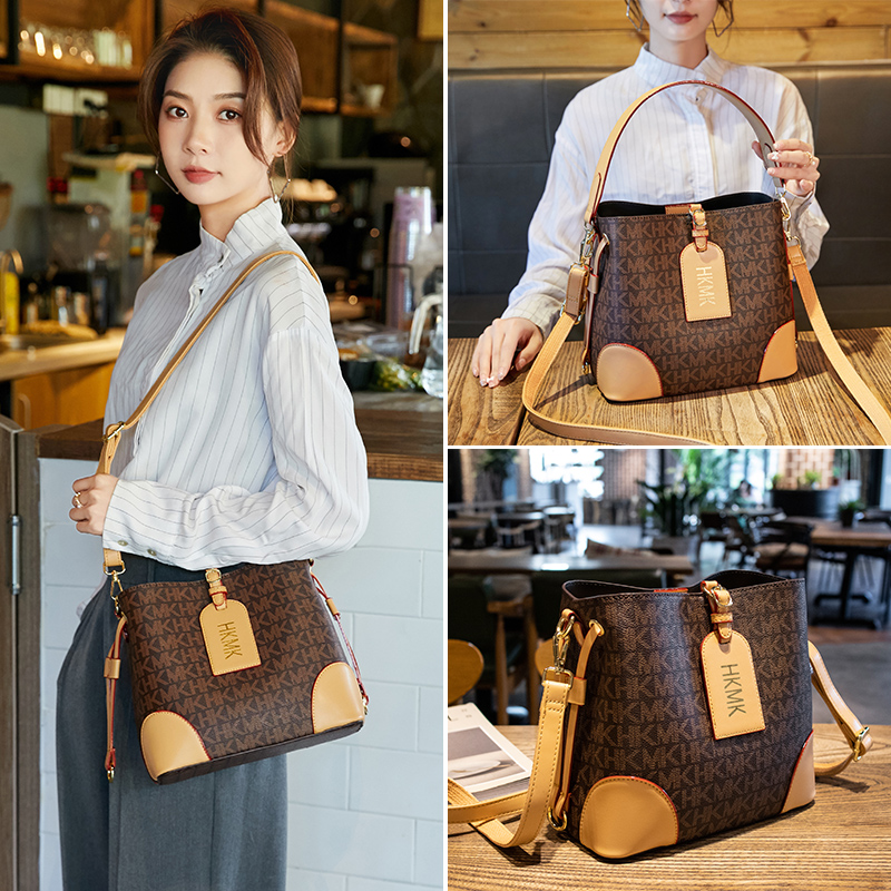 包包女斜挎包2024新款气质高级手提包单肩时尚真皮水桶包 - 图1