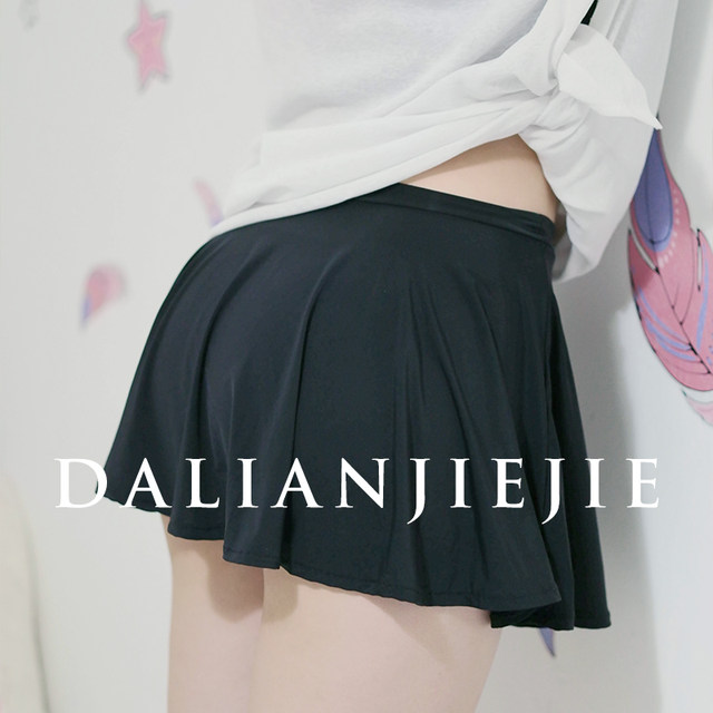 Big face sister wore a micro-slideless skirt outside