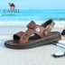 Giày nam lạc đà 2019 hè mới kinh doanh sandal giản dị hai mang dép da nhẹ giảm xóc giày đi biển - Sandal