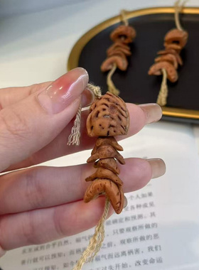 小红书爆款手工桃核鱼骨挂件文玩