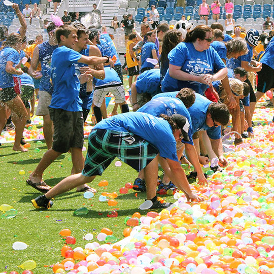 Quickly fill water balloons and play with water bombs in summer