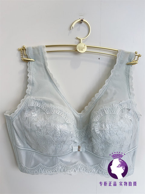 Gomul's big breasts appear smaller without steel rims, thin cotton cups are comfortable