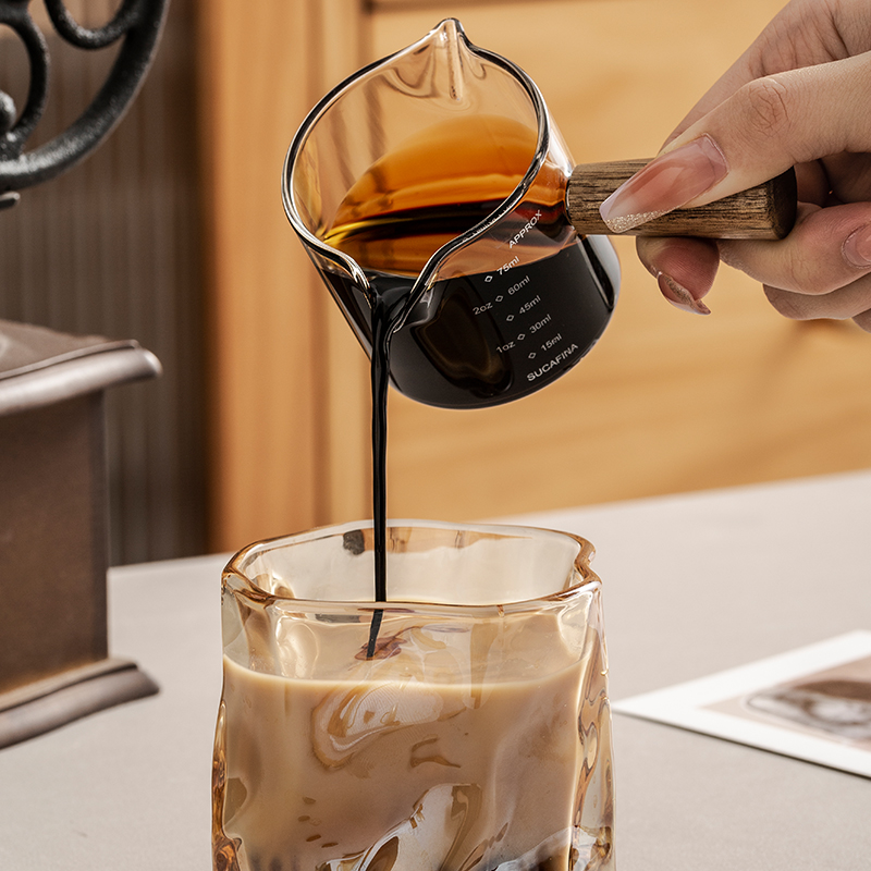 竹木本记奶盅意式浓缩咖啡萃取杯玻璃带刻度量杯木柄奶杯双嘴奶罐 罐洛实拍商品图