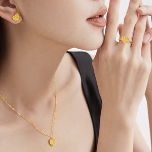 新款周大福爆闪爱心小方糖足金黄金耳钉女计价EOF1260