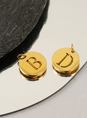 新款钛钢英文字母diy挂件欧美时尚不锈钢圆形镂空字母吊坠