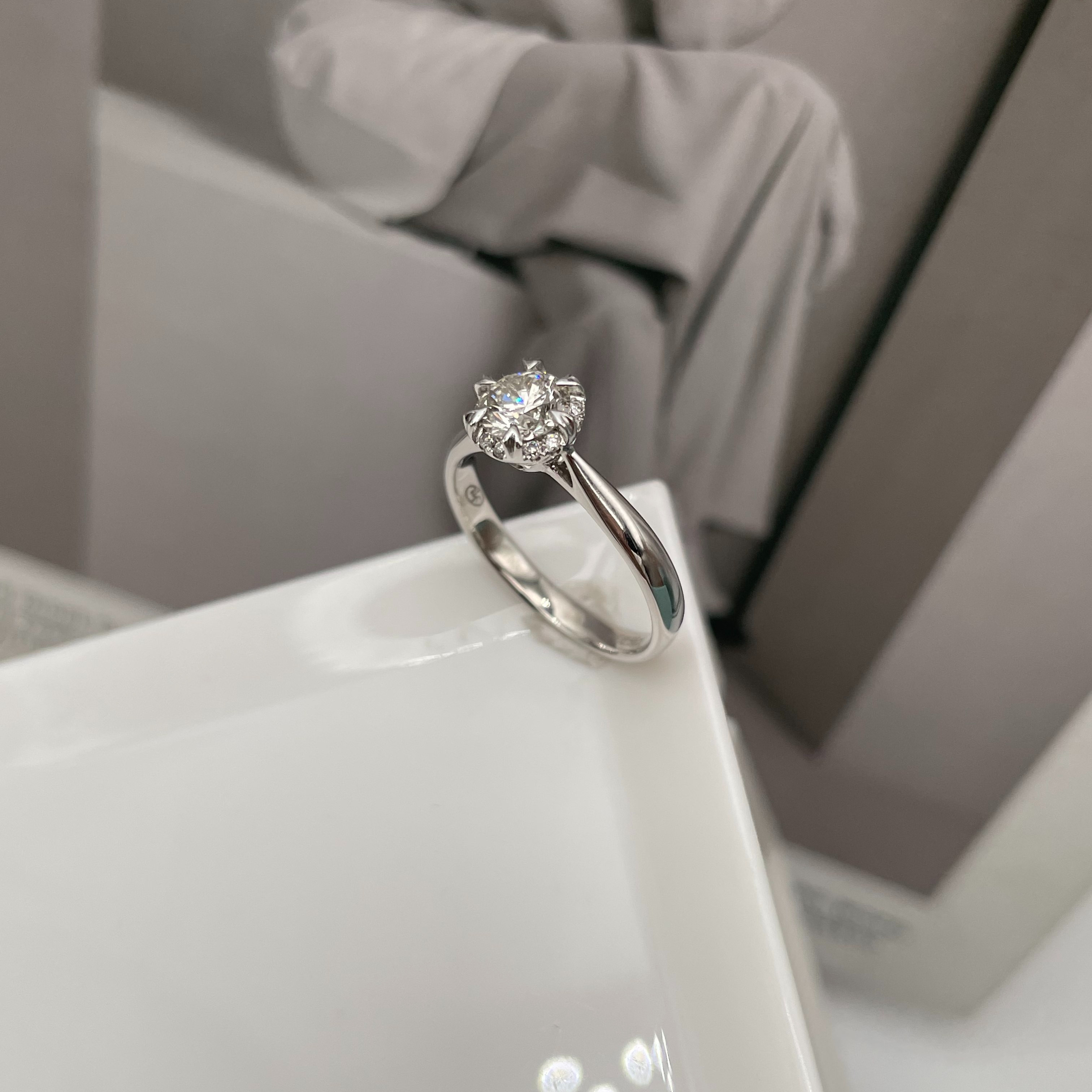 Flash sale Saturday fu 55-minute flower diamond ring, surrounded by diamonds, with great brilliance