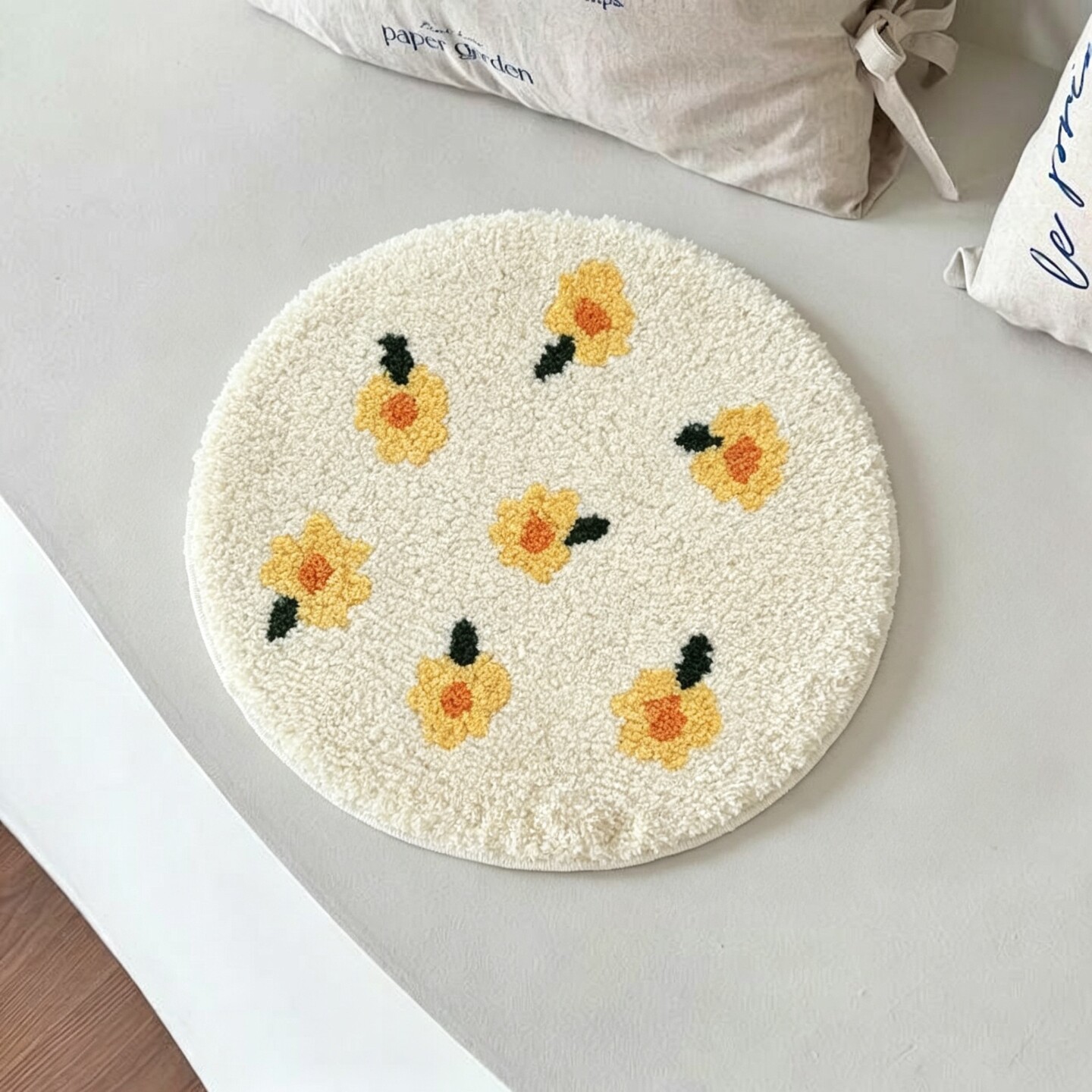 Black daisy round flocked floor mat retro ins style bedroom bedside living room non-slip carpet cushion chair cushion