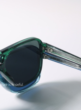 飞行员式深蓝色太阳眼镜