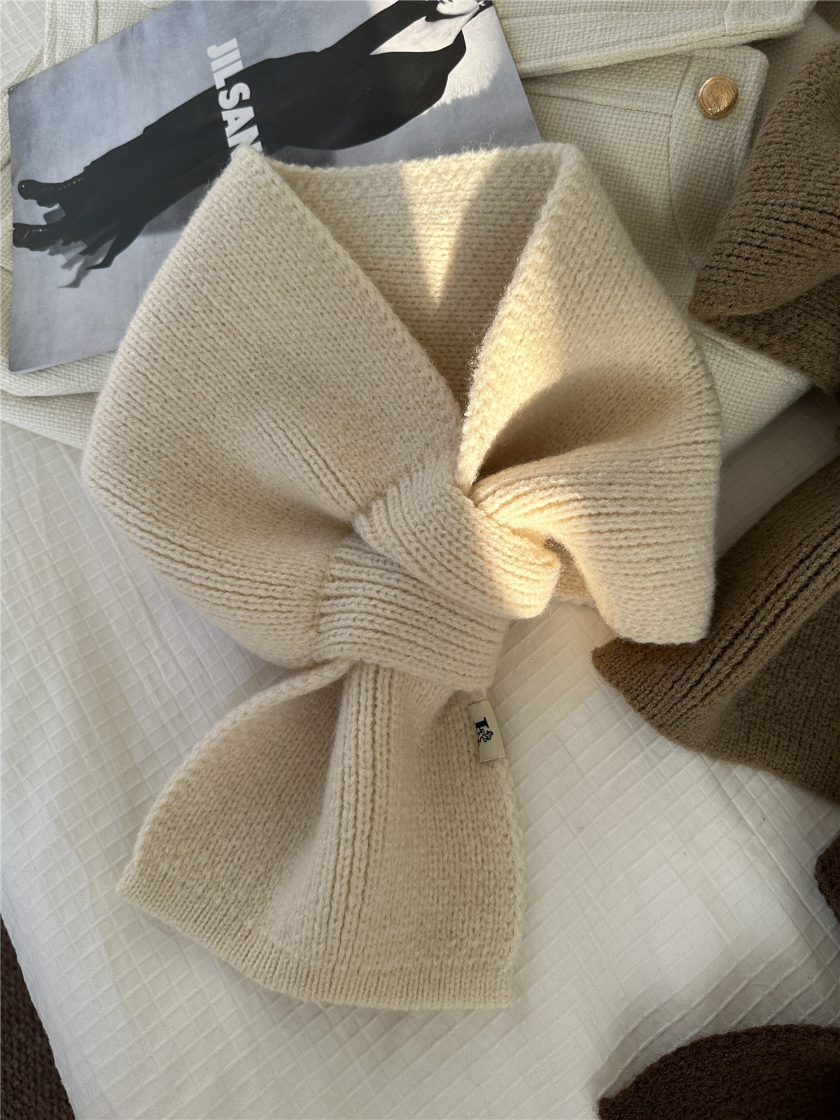 日系新款穿洞针织围脖秋冬纯色百搭保暖交叉毛线小围巾短款男女 - 图3