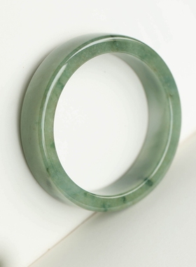 泼墨。正品天然A货硬玉正圈扁条翡翠  玉镯/手镯 内径55MM（原4千