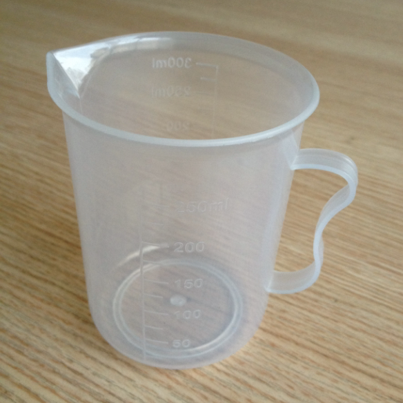Plastic graduated measuring cup and beaker with handle, measuring industrial measuring cup, alcohol cup, measuring liquid experimental supplies