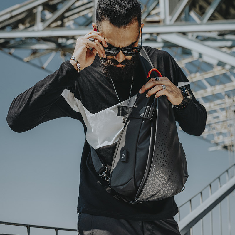 唐酷男士大容量可扩容个性单肩包 唐酷男士包袋