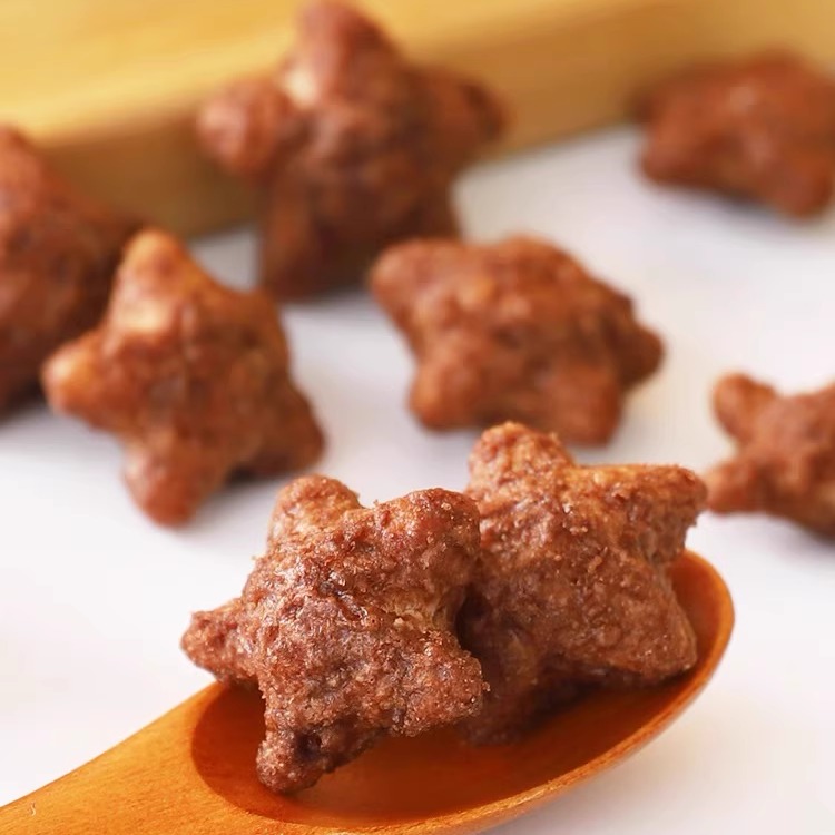 万代蜡笔小新巧克力星星饼干同款周边小卡片鳄鱼山先生巧克比零食 - 图1